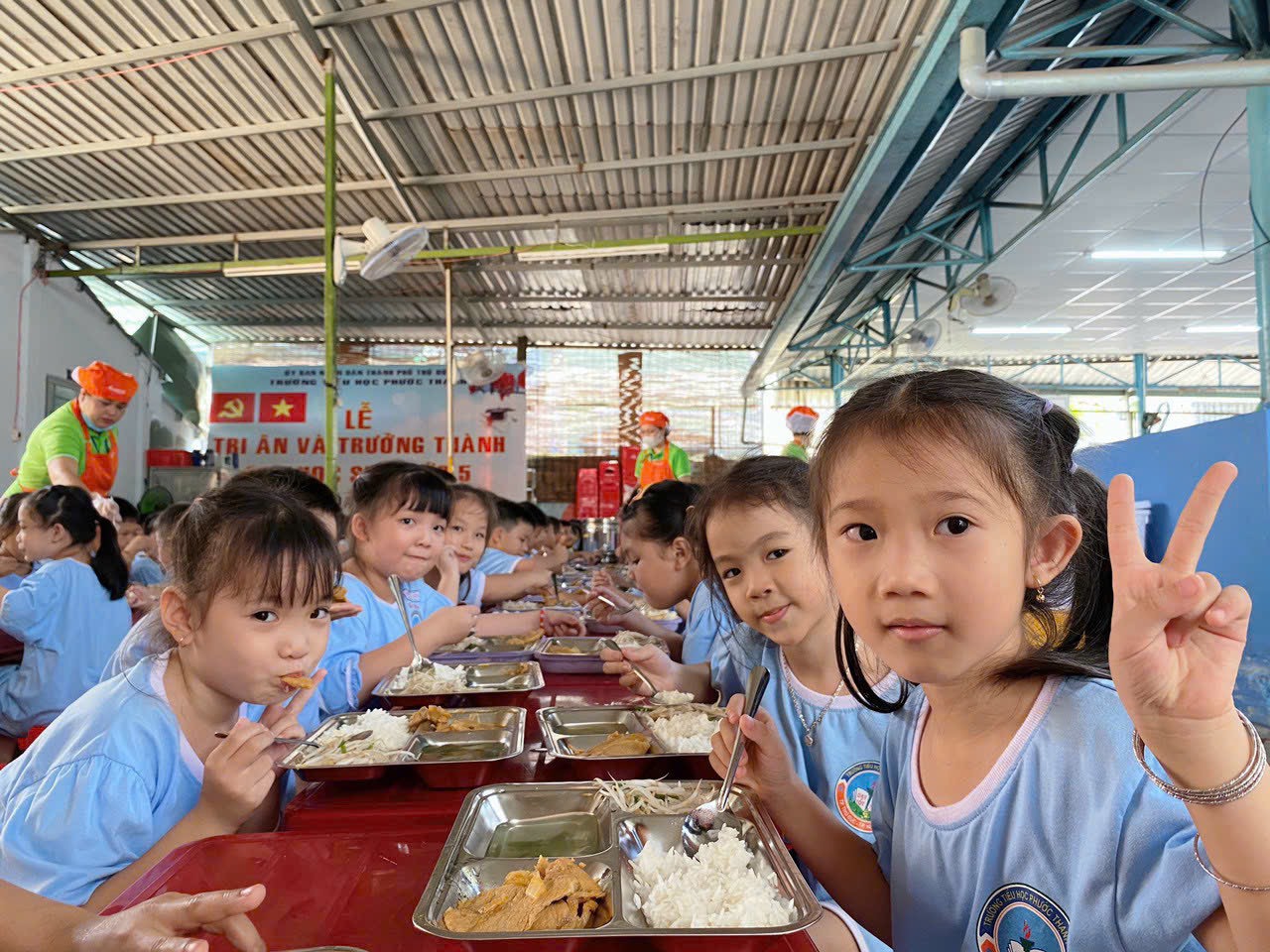 Lợi ích của suất ăn trường học đối với sự phát triển của trẻ – Nền tảng cho sức khỏe, trí tuệ và tương lai